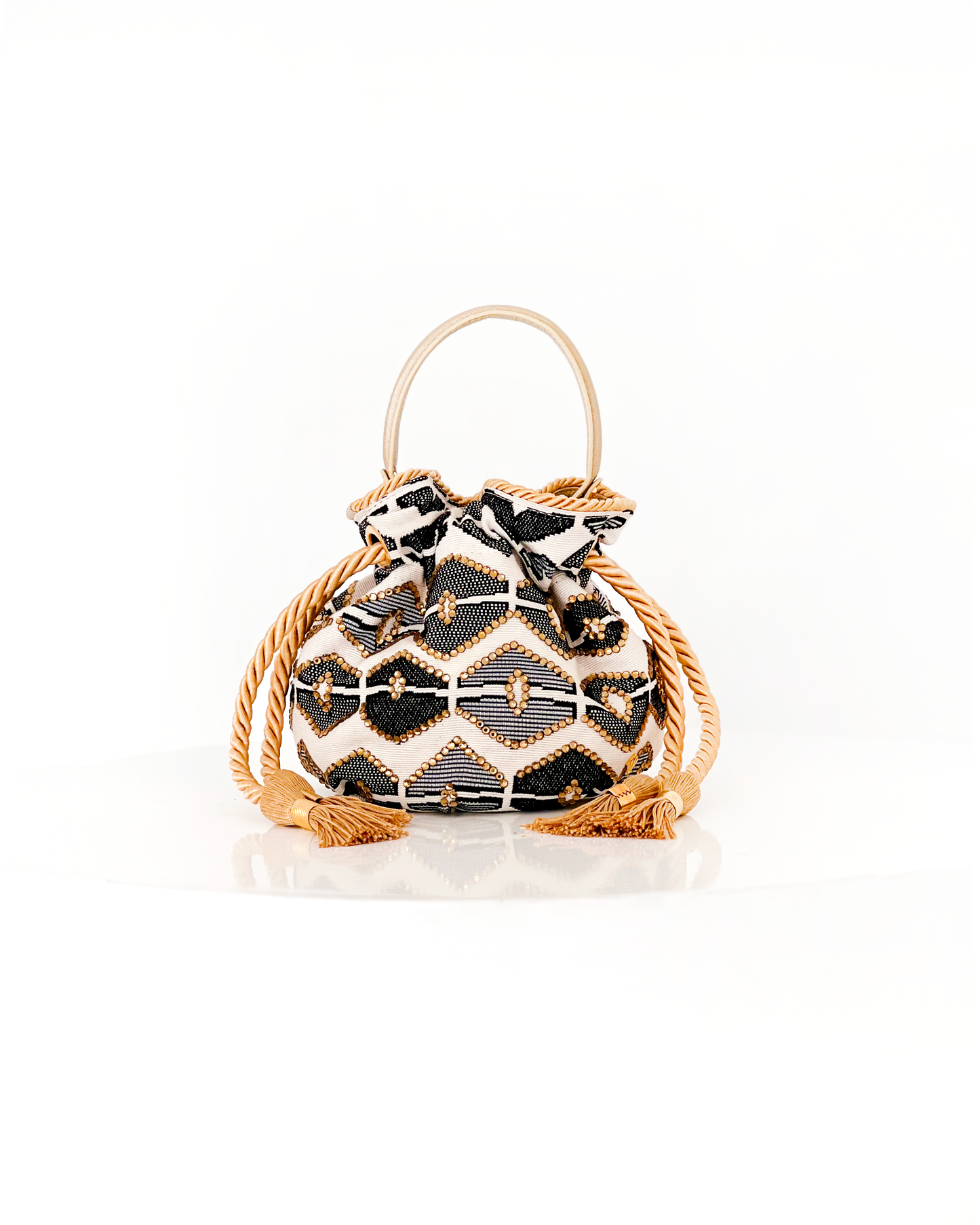 BOUCHER BUCKET BAG - NEGRO FONDO BLANCO