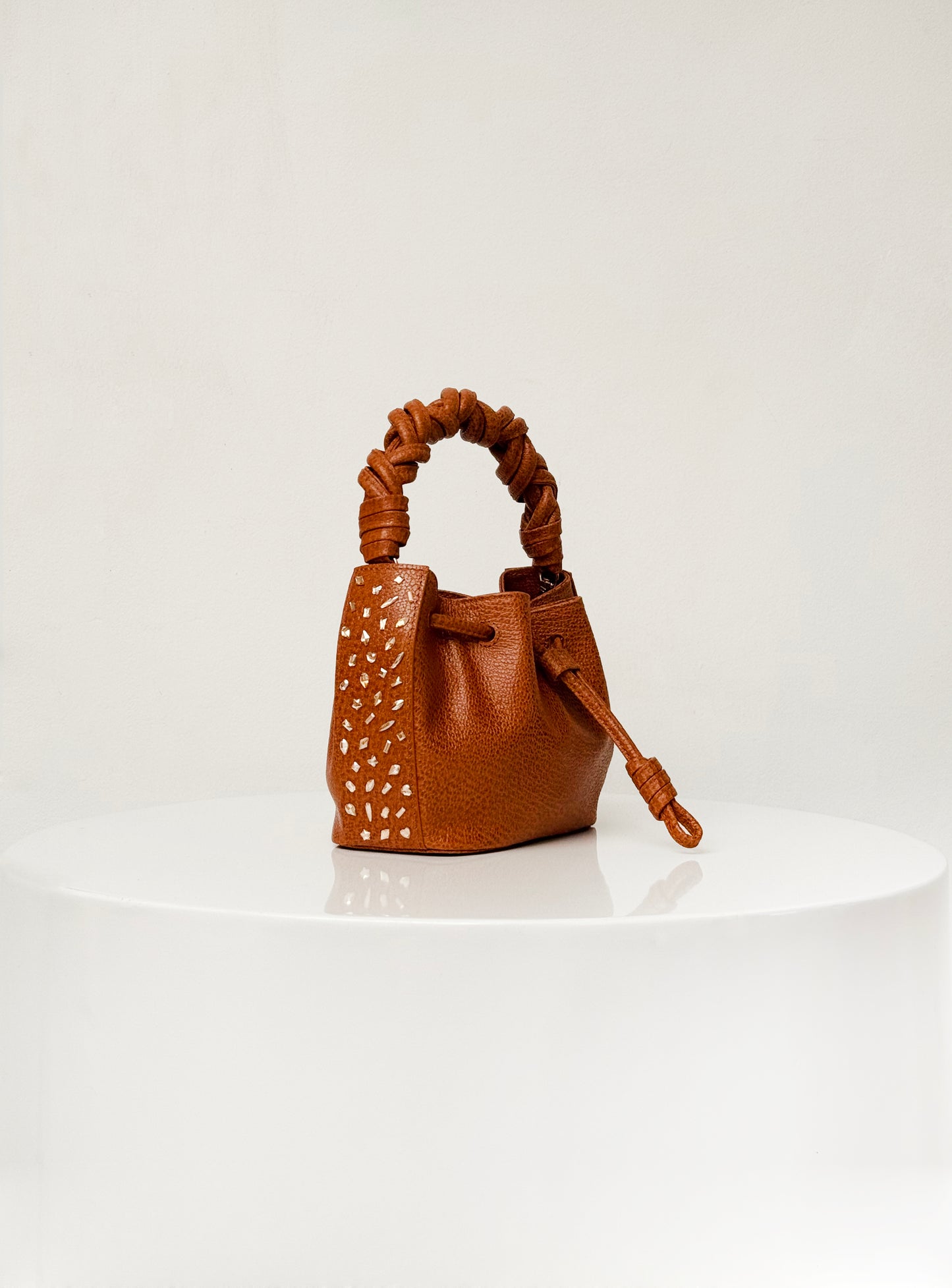 BUCKET IRIS RÁVENA AVELLANA