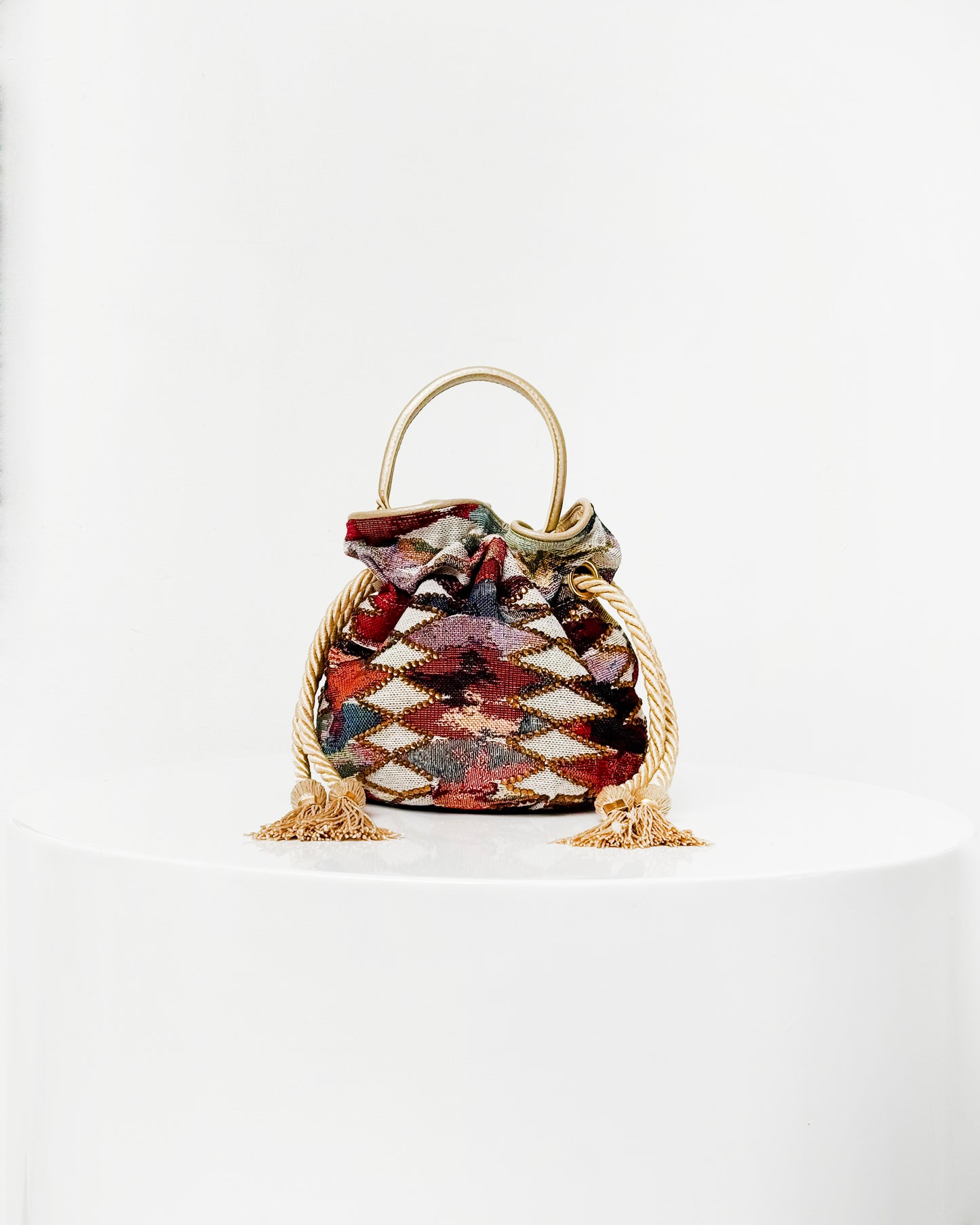 BOUCHER BUCKET BAG - ROMBOS HORIZONTALES